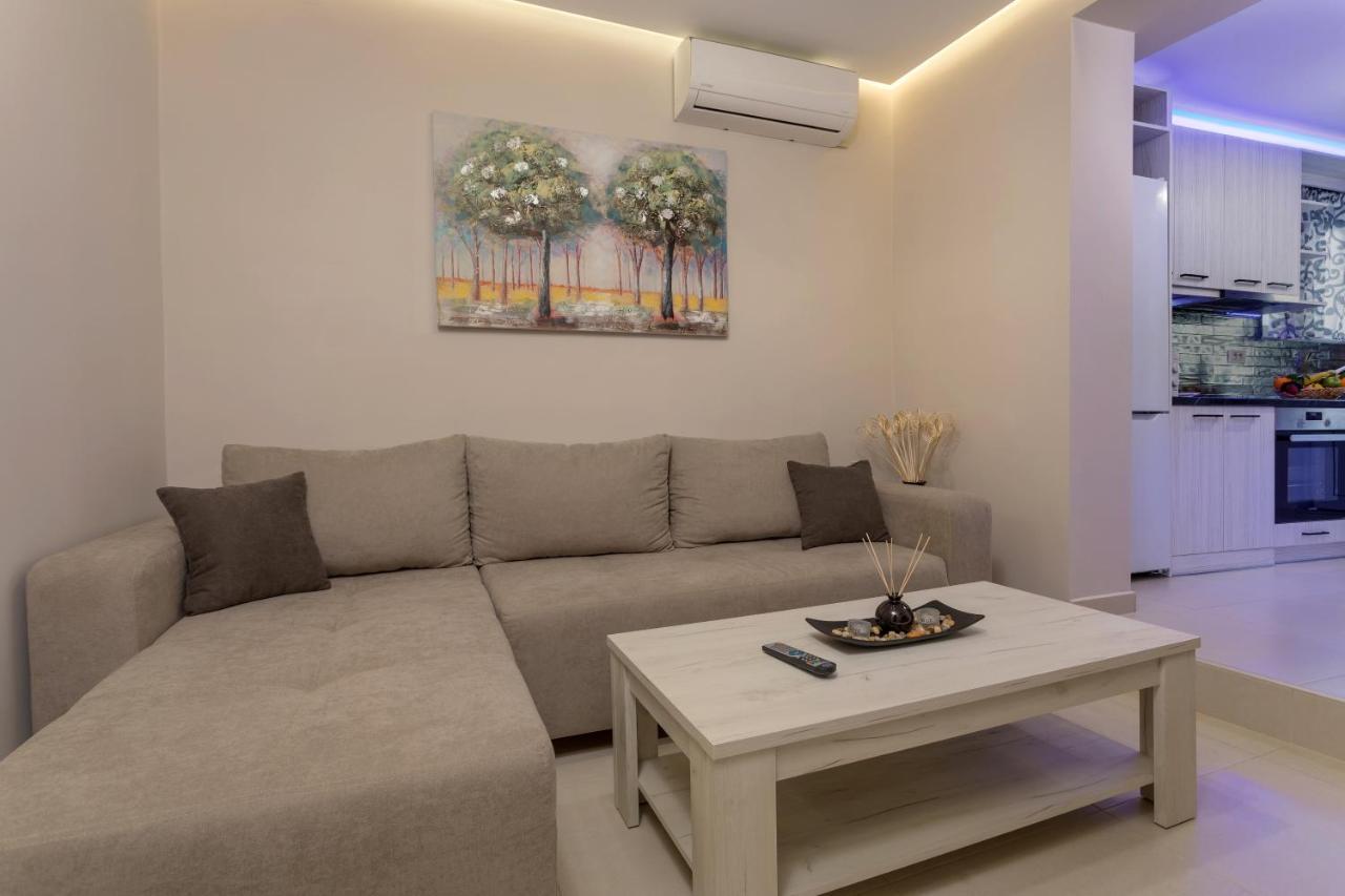 Evia'S Apartment - New Apartment In Town! ไซคิย์นธอสทาวน์ ภายนอก รูปภาพ